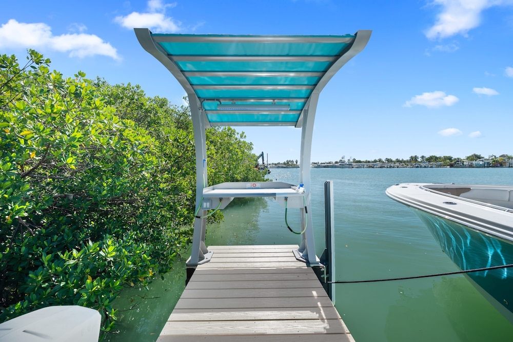 Luxury Seaside Escape ~ Heated Pool w Jacuzzi ~ Elevator ~ Dock ~ Scenic Views, Billede 31