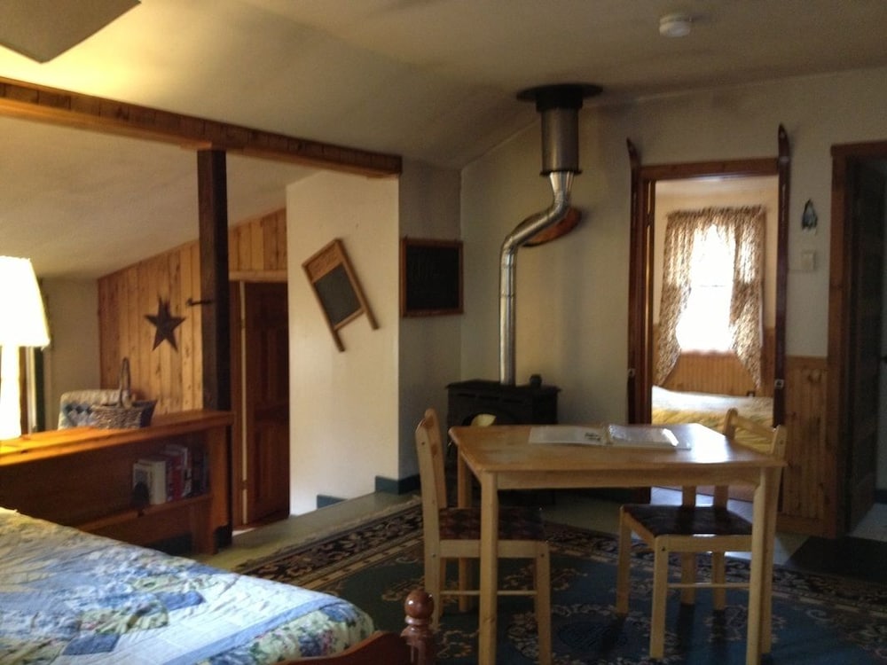 Willow Cottage, 1 Queen Bed, 1 Twin Size Bunkbeds, 1 Full Futon photo 1