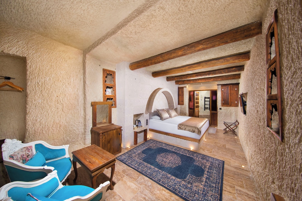 Comfort Room, Patio - Photo 1