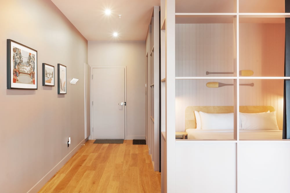 Loft - 1 king bed, top floor