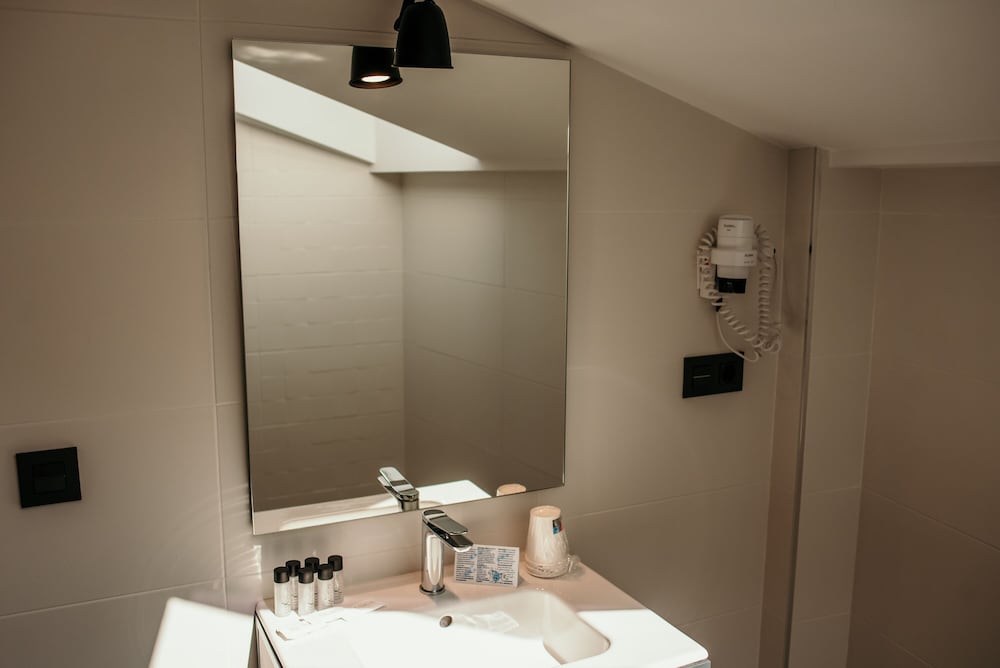Room - Photo 10