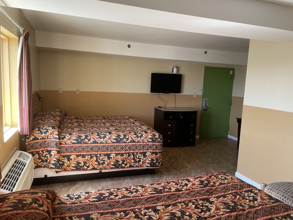 Deluxe Room, Two King Beds - Photo 2