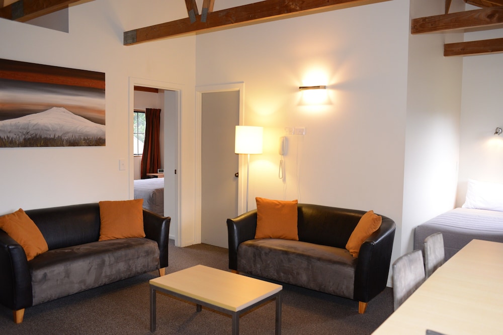 Suite (Luxury 5 person Suite with Spa)