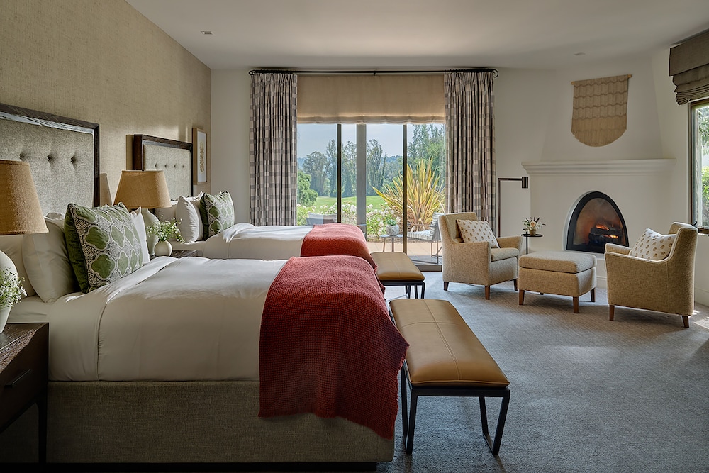 FIREPLACE MINI SUITE - TWO QUEEN BEDS