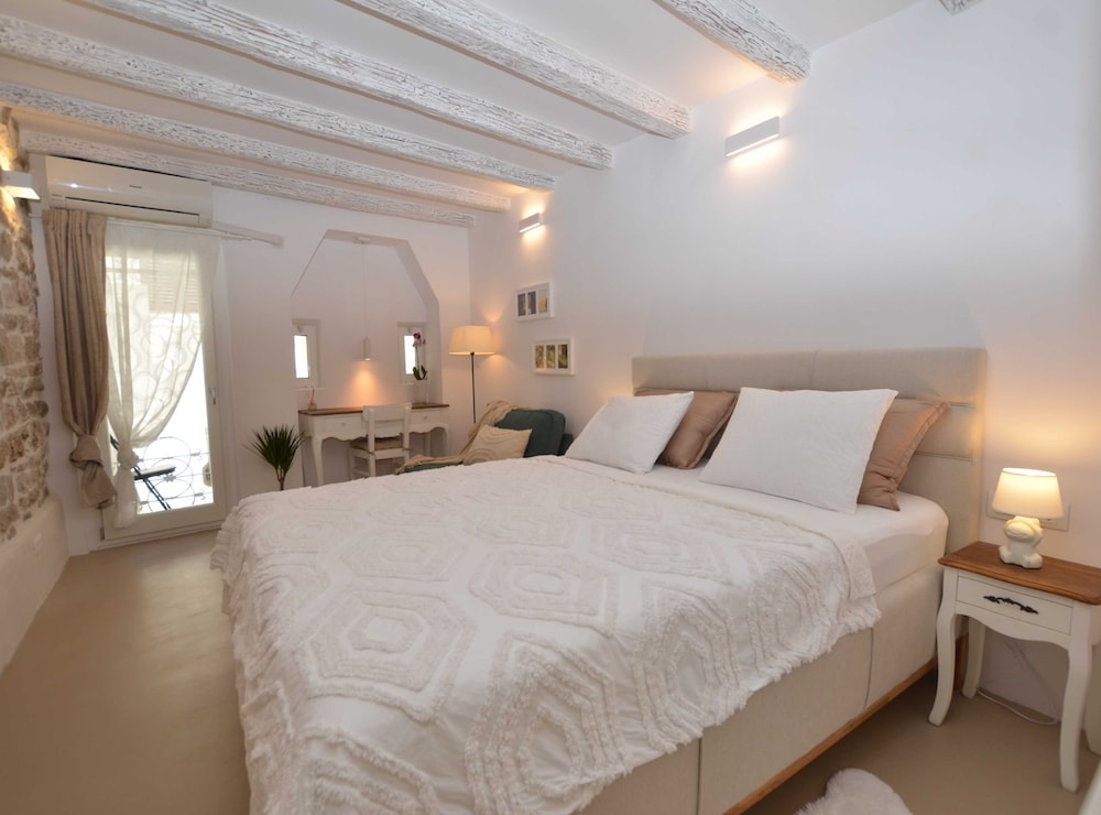 Studio (Studio Apartment)