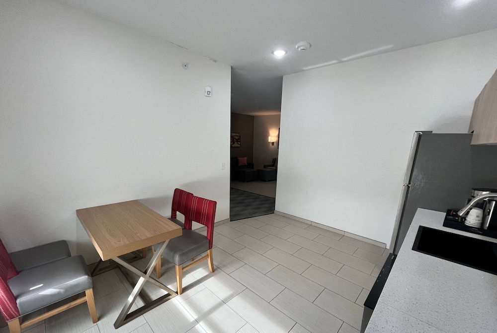 Suite, Multiple Beds, Kitchenette (2 TVs) - Photo 6