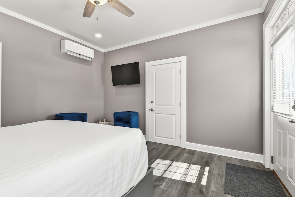 Deluxe Queen Room w/ Private Entrance photo 2