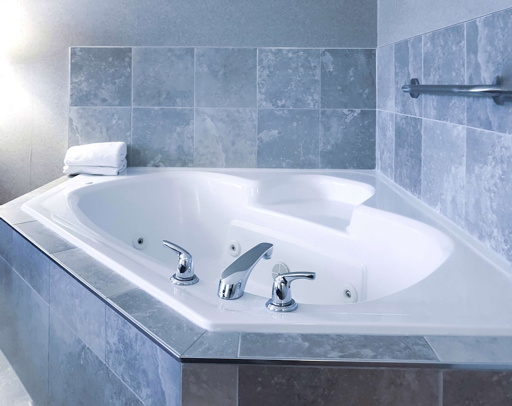Jacuzzi Suite with 1 King Bed - Photo 4