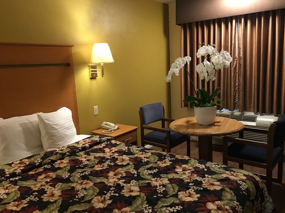 Standard Room, 1 Queen Bed, Non-Smoking, Street View (Includes 1 Parking Space) photo 3
