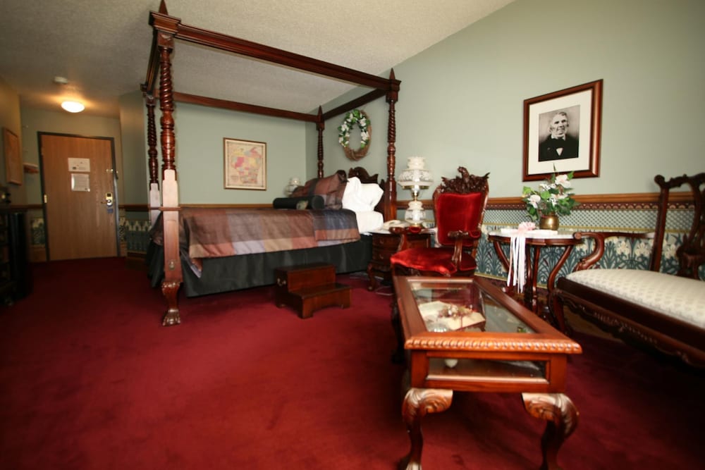Standard Room, 1 Queen Bed, Non Smoking, Jetted Tub (Theme Room)