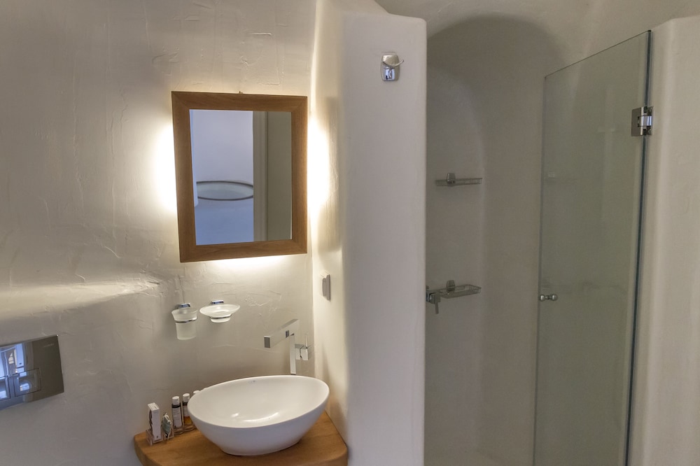 Senior Villa with Outdoor Plunge Pool and Caldera View - Photo 17