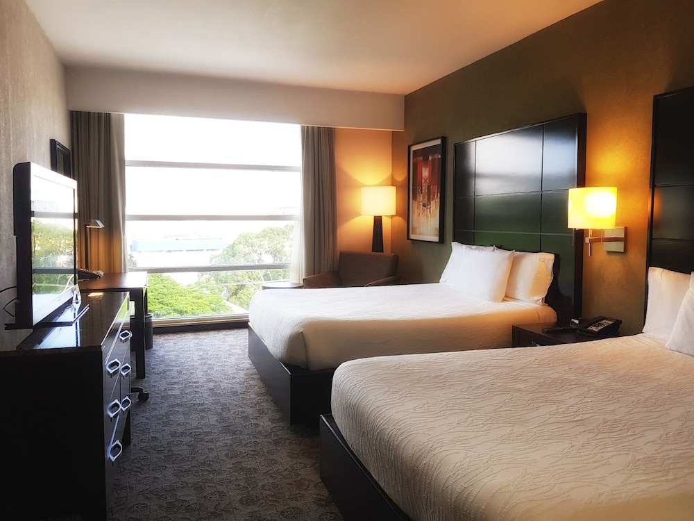 Comfort Room, 2 Queen Beds, Accessible, Bathtub - Photo 9