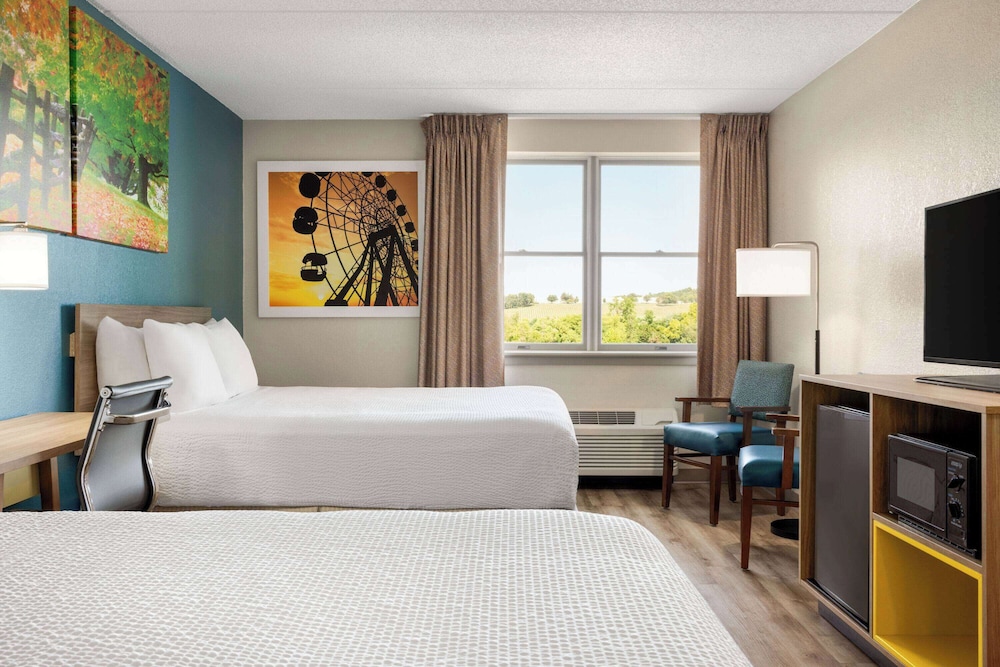 Standard Single Room, 2 Queen Beds photo 1
