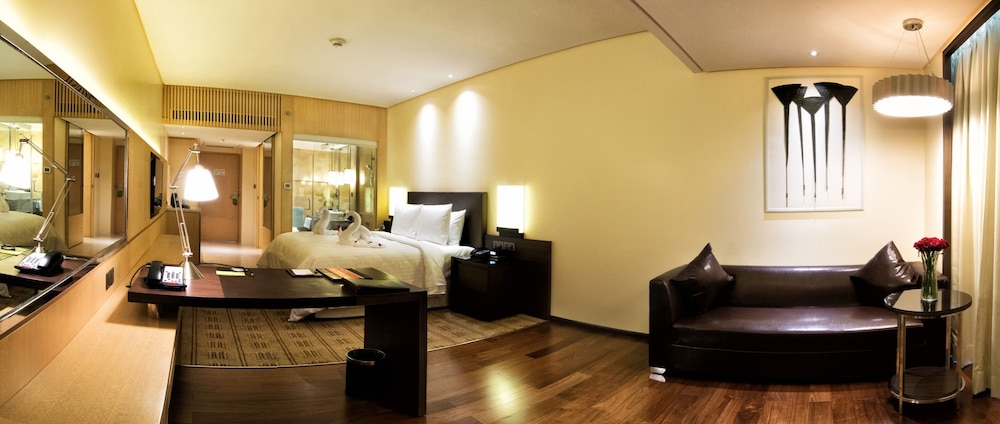 Deluxe Room, 1 King Bed photo 2