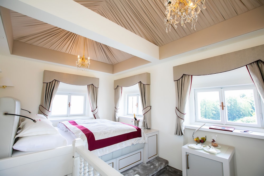 Romantic Duplex, 1 King Bed, City View, Tower photo 1