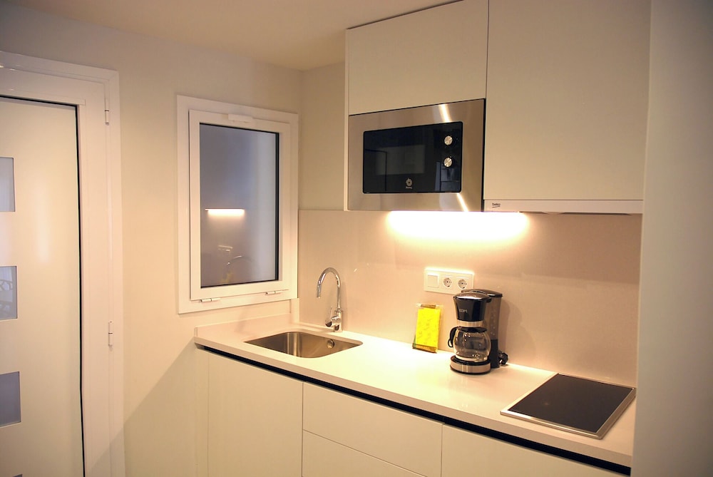 Basic Apartment - Photo 3