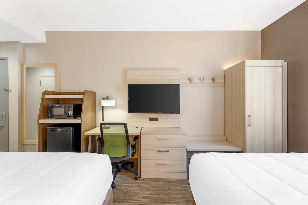 Standard Room, 2 Queen Beds, Non Smoking - Photo 1