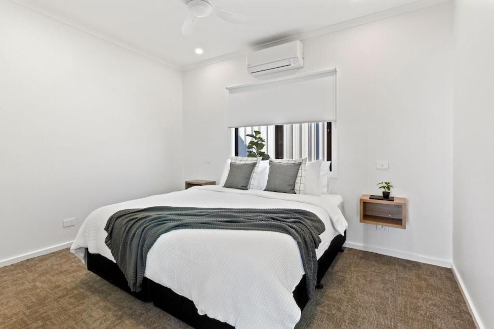 Apartment, 1 King Bed, Beach View photo 2