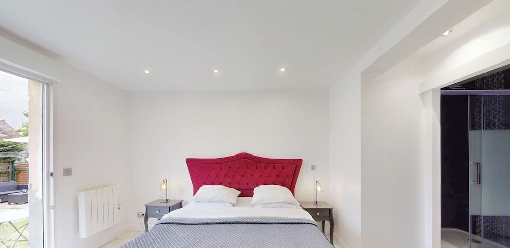 Room, Garden View
