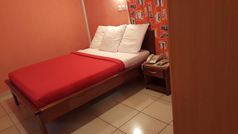 Standard Room, 1 Queen Bed, Non Smoking, Courtyard View photo 2