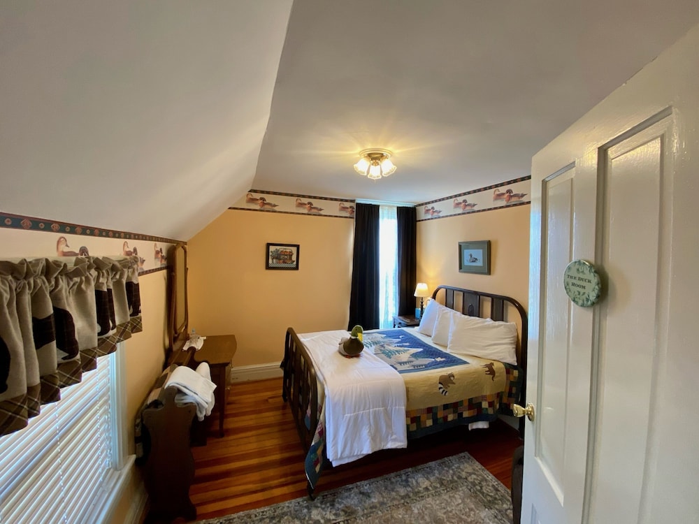 Basic Double Room, Shared Bathroom, Garden View