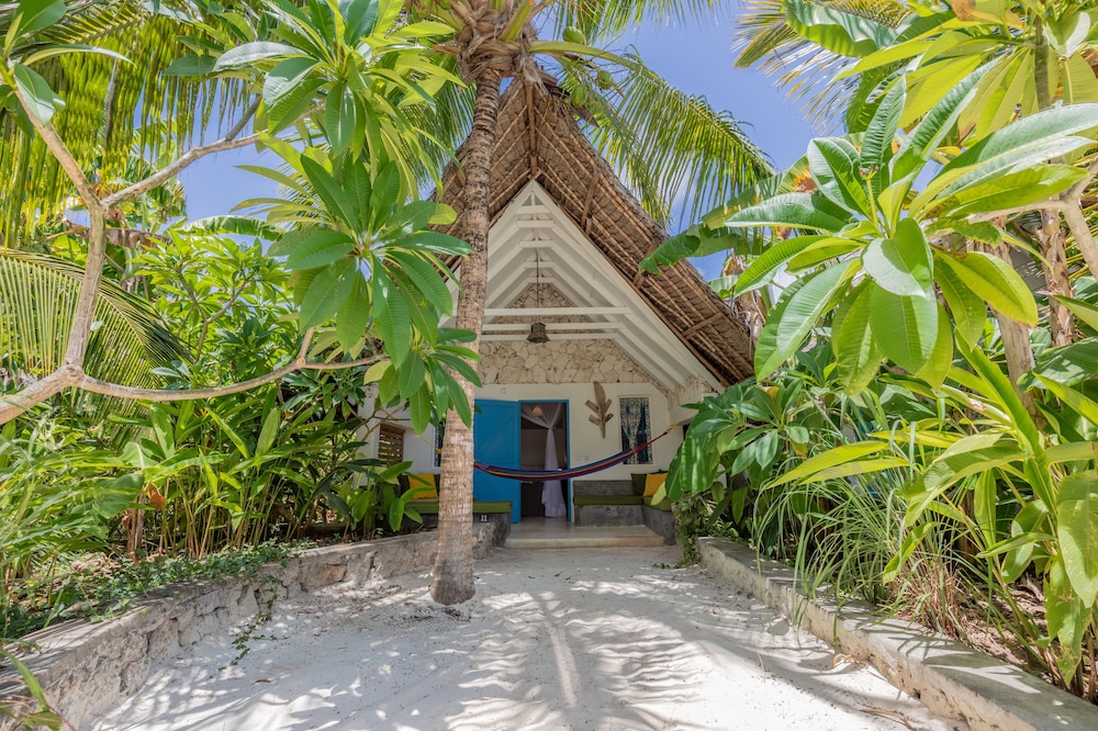 Bungalow with Front Pool View photo 2