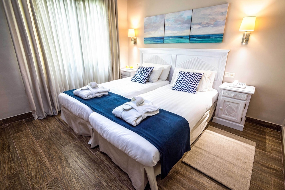 Suite, Pool View (2 Adults and 2 Children) - Photo 1