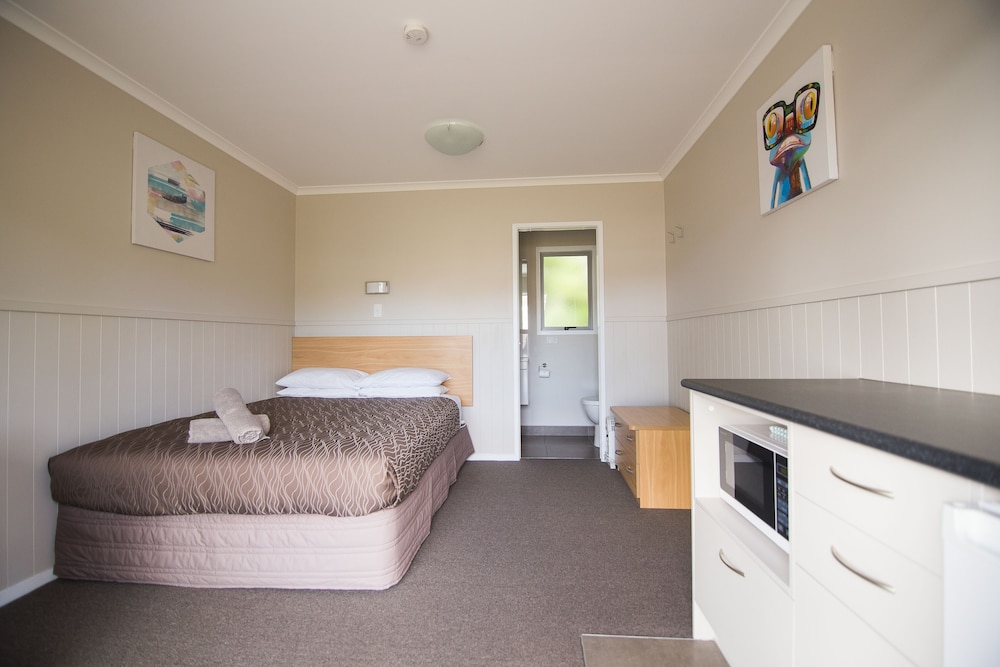 Standard Studio, 1 Queen Bed photo 2
