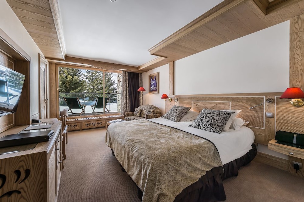 Room (Saulire, view on the trees)