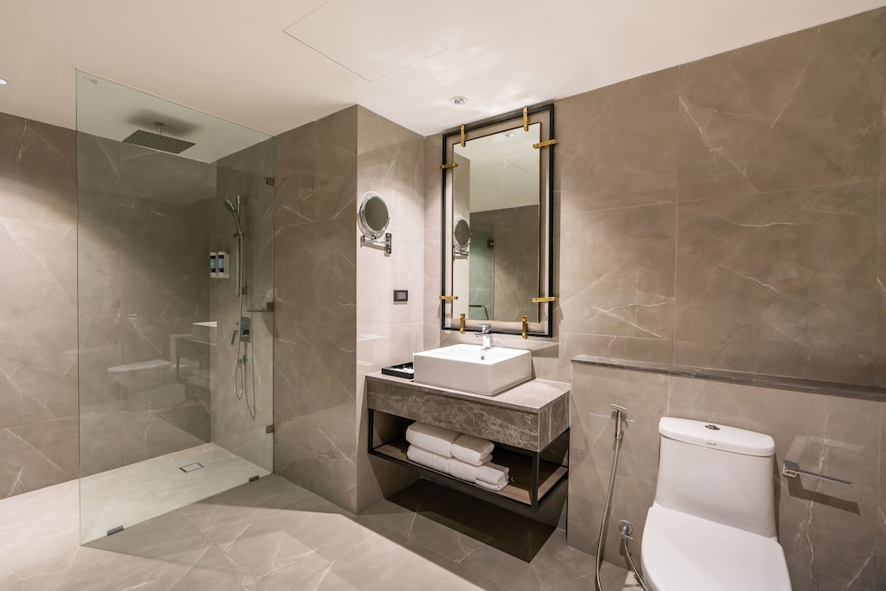 Suite, 1 Double Bed, Non Smoking, City View (Living Room;Shower Only) - Photo 7