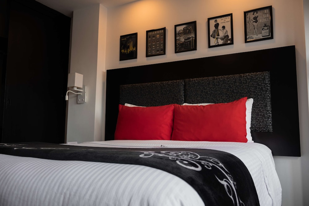 Standard Room, 1 King Bed, Non Smoking, View photo 3