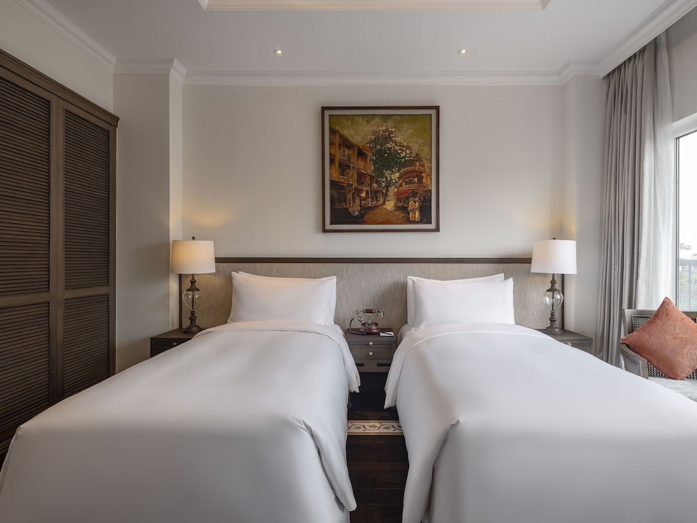 Deluxe Balcony Room thumbnail 5