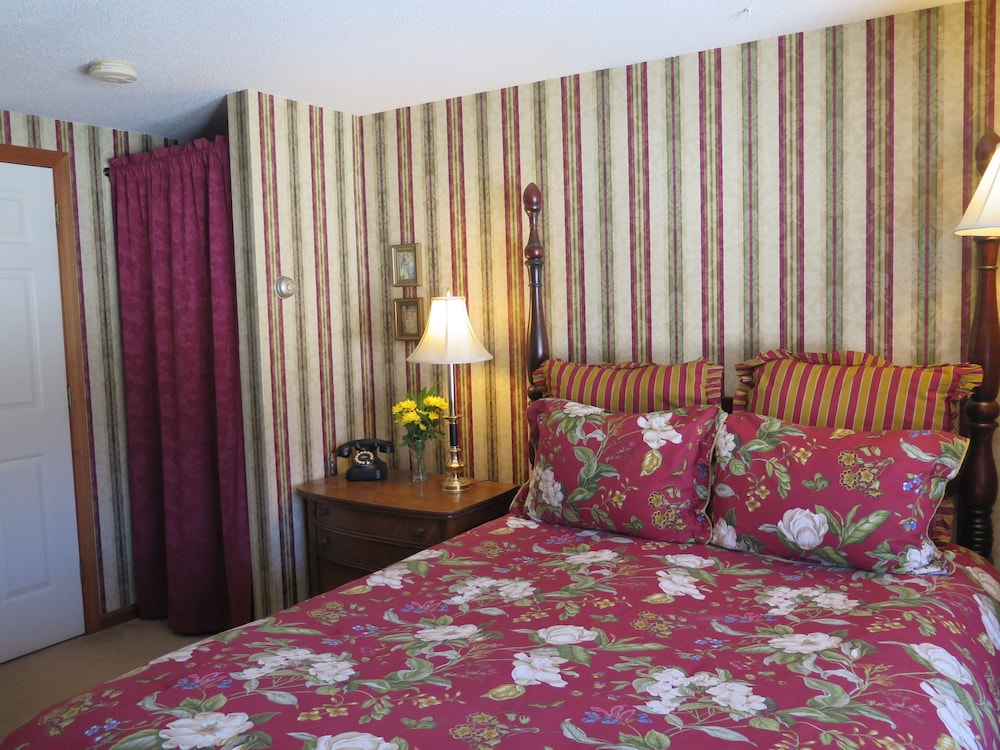 Room, Private Bathroom (Nancy Cascade) (Only Kids Ages 12+ and only service animals Allowed)