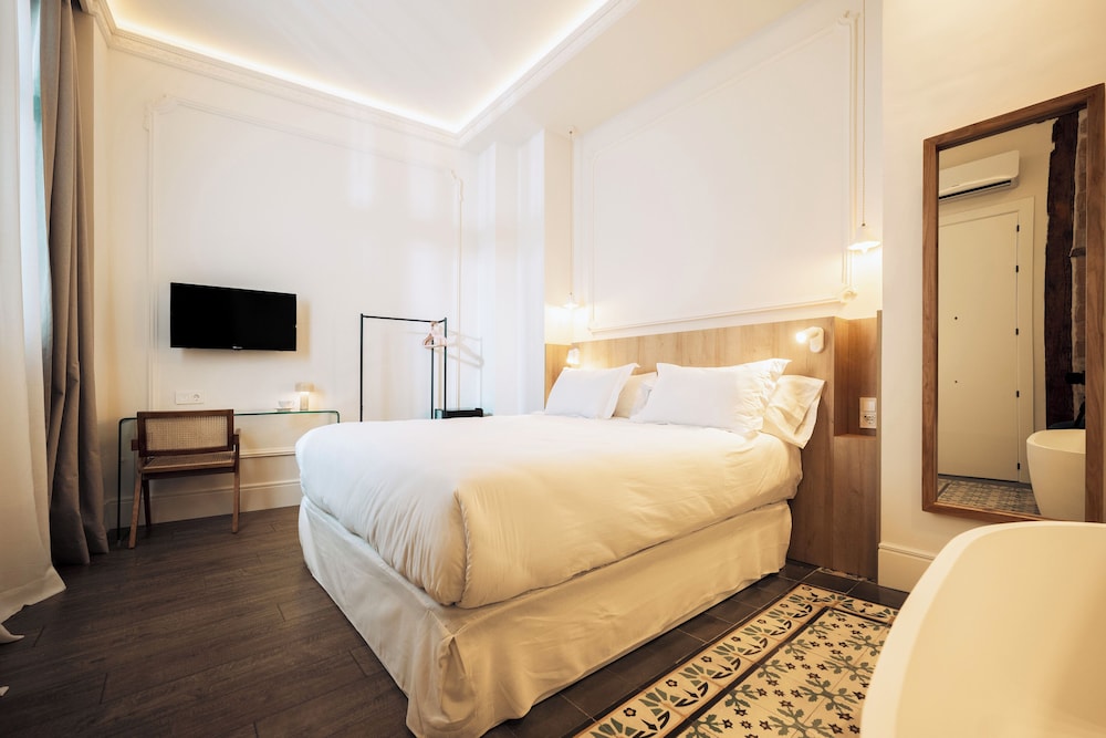 Falla - Deluxe Double Room with Bathtub