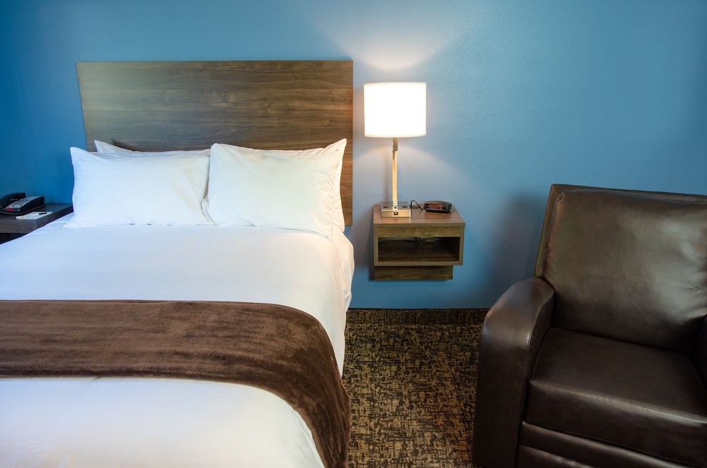 Room, 1 Queen Bed (With Recliner) - Photo 3