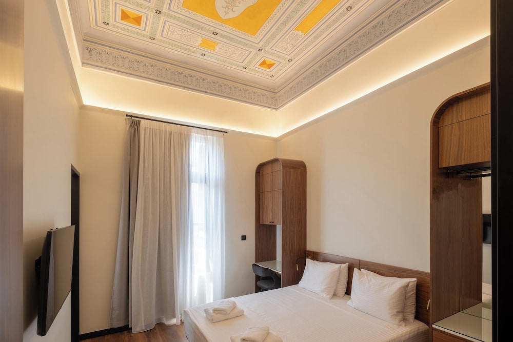 Deluxe Studio Suite, 1 Queen Bed, Non Smoking, City View