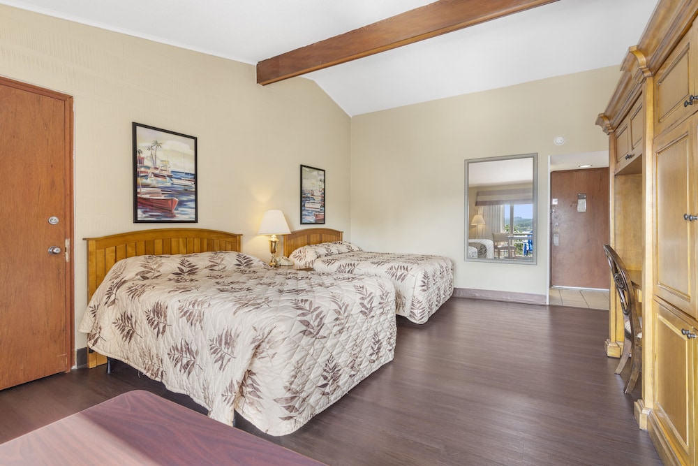 Standard Room, 2 Queen Beds, Lake View photo 2