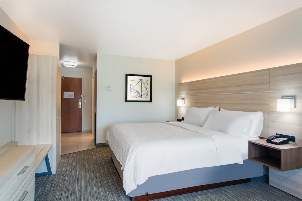 Standard Room, 1 King Bed (Walk-In Shower) - Photo 1
