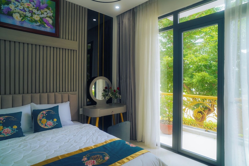 Superior Single Room, 1 Queen Bed, Balcony, Lake View photo 3