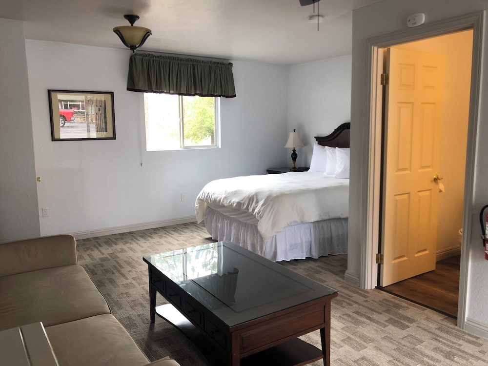 Basic Room, 1 Queen Bed