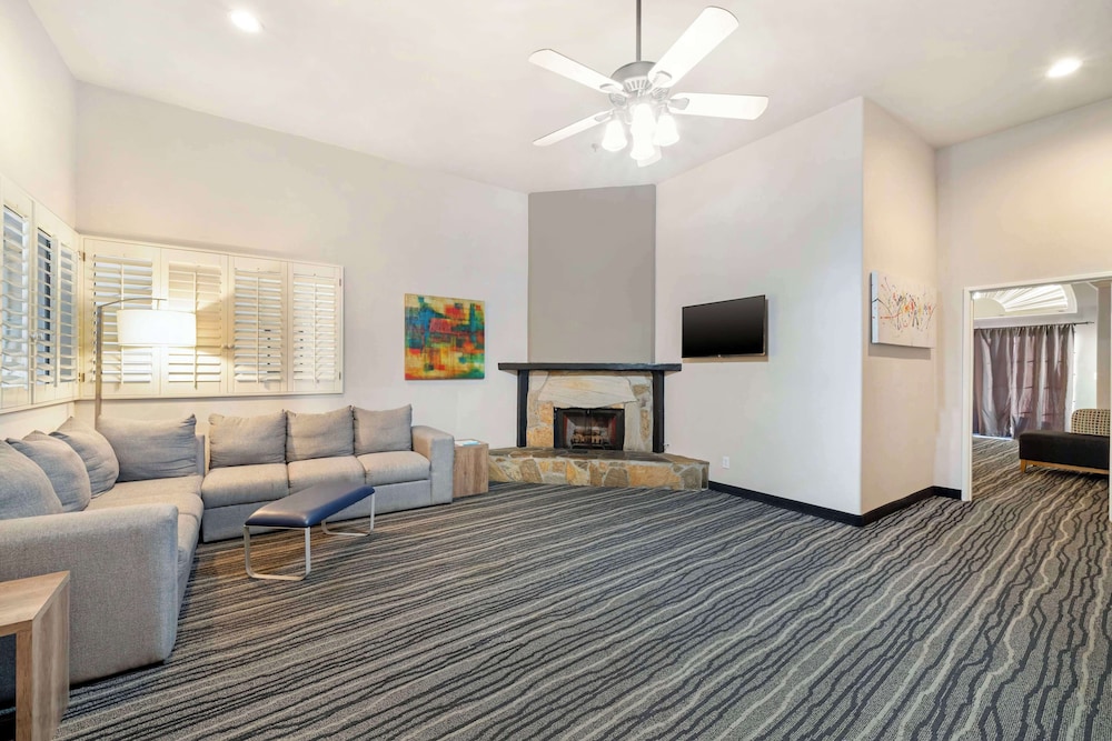 Suite, 1 King Bed, Non Smoking, Refrigerator & Microwave (Oversized Room) - Photo 4