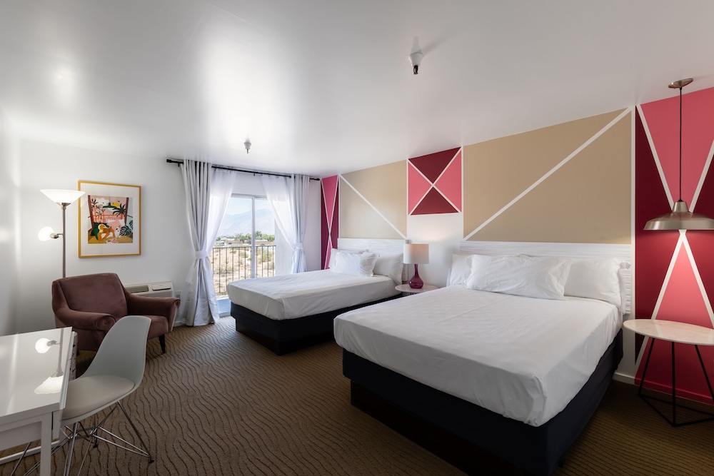 Premium Double Room, 2 Queen Beds - Photo 10