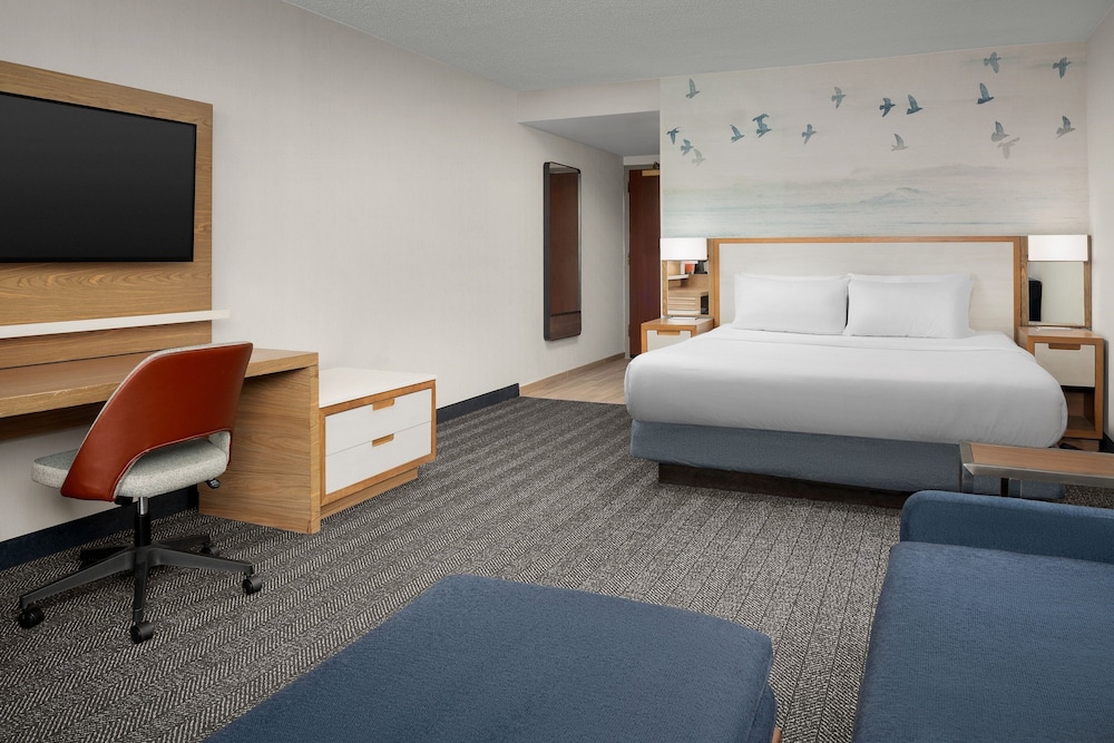 Deluxe Room, 1 King Bed with Sofa bed, Balcony (Oceanfront) - Photo 1