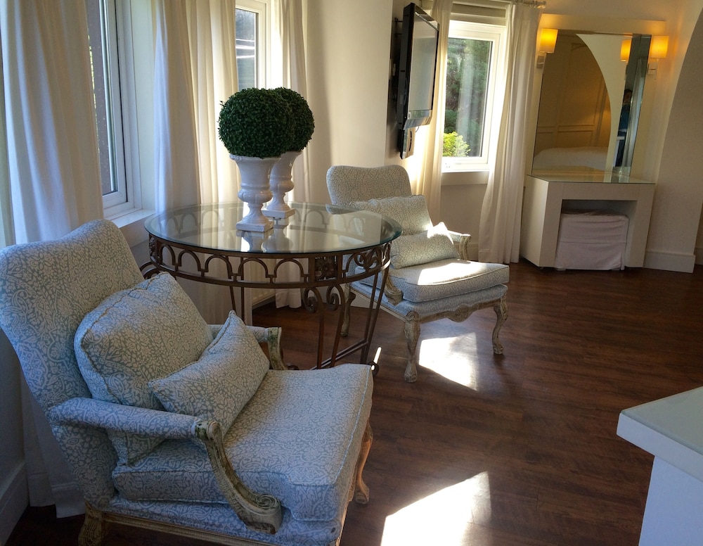Family Room thumbnail 6