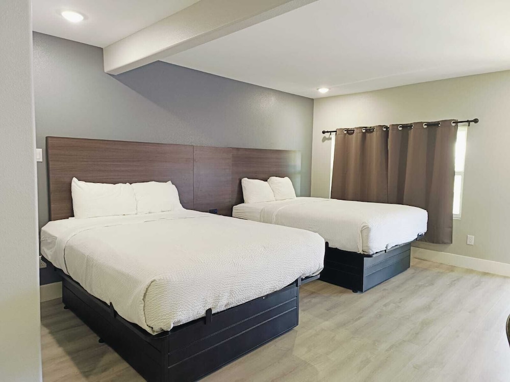 Deluxe Suite, Multiple Beds, Non Smoking photo 1