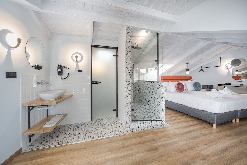Premium Attic Room - Photo 7