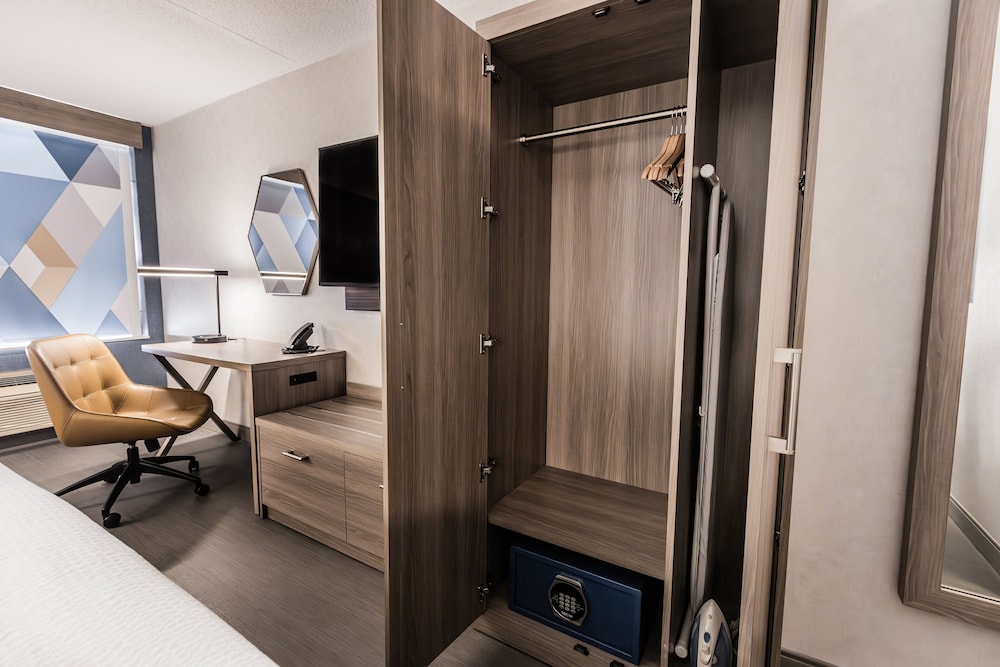 Room, 1 Queen Bed with Sofa bed, Transfer Shower, Non Smoking (Transfer Shower) thumbnail 6