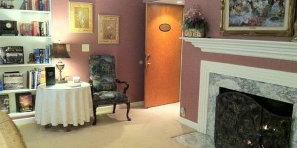 Deluxe Room, Private Bathroom (Hickory Hills Guest Room) photo 3