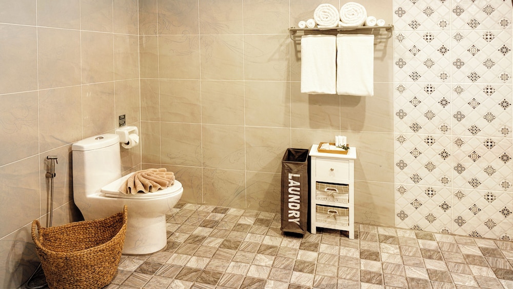 Honeymoon Suite with Bathtub - Photo 12