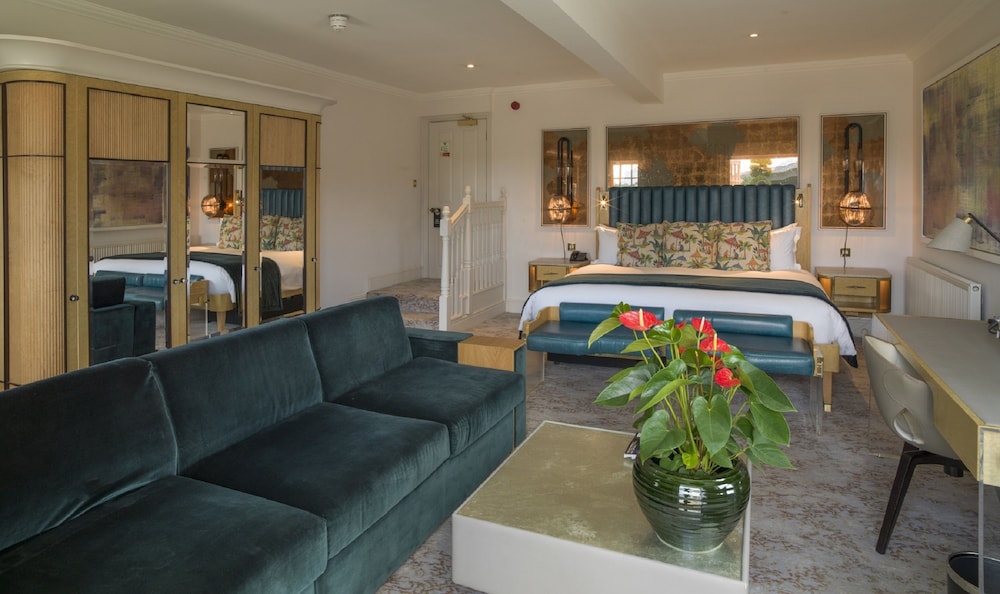 Luxe Hot Tub Suite - Photo 8